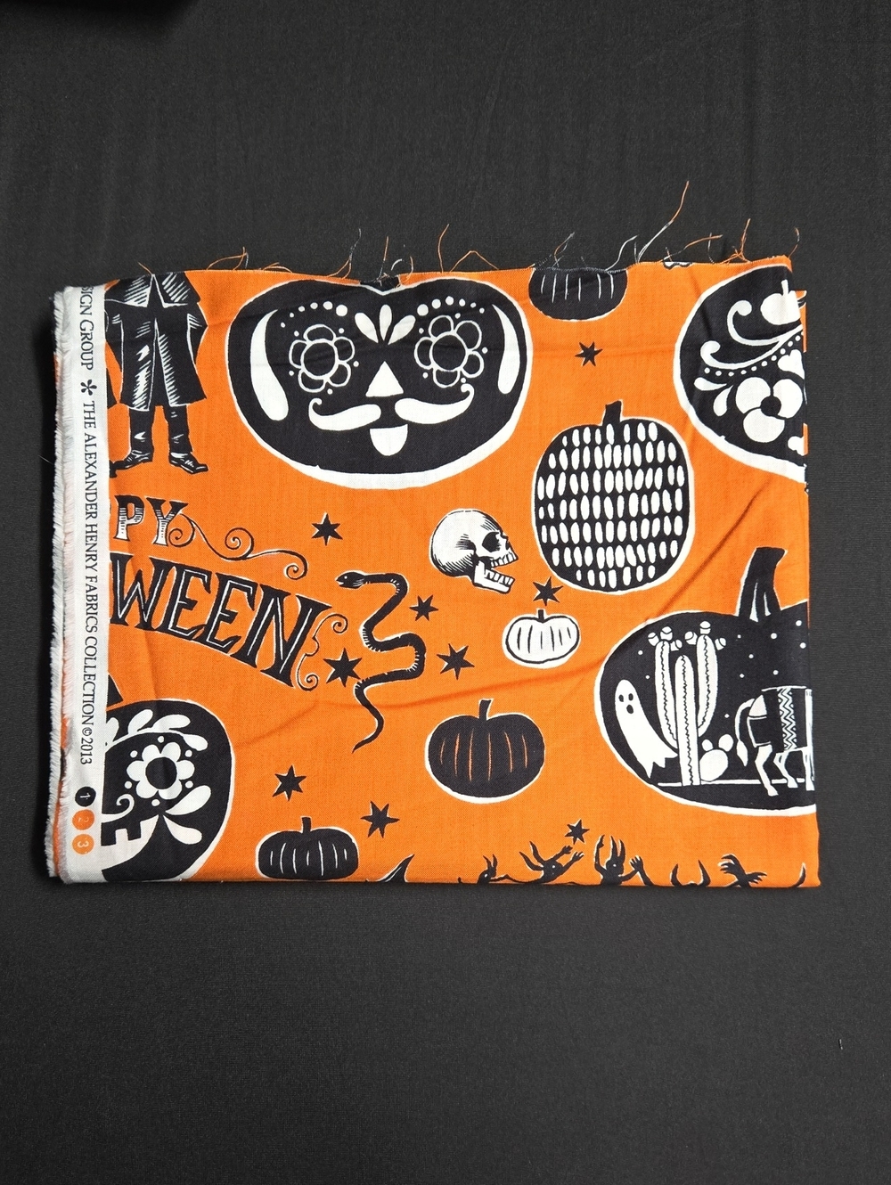 🎃🎃🎃Crafty Calaveras, De Leon Design Group, Alexander Henry Fabrics 16"x44"